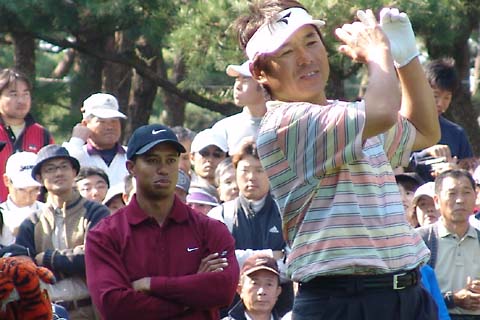 <Tiger Woods and Joe Ozaki>
