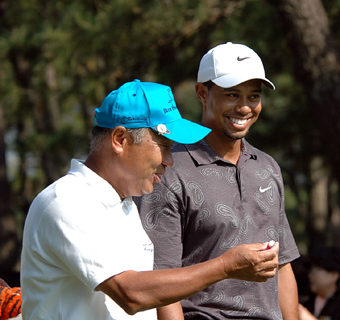 <Tadao Furuichi and Tiger Woods>